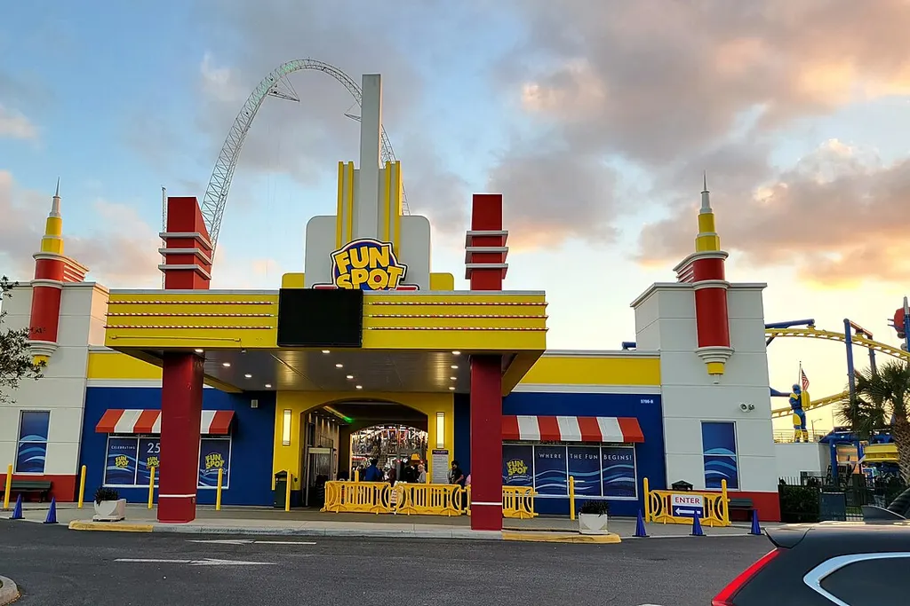 Entrada de Fun Spot America en Orlando al atardecer