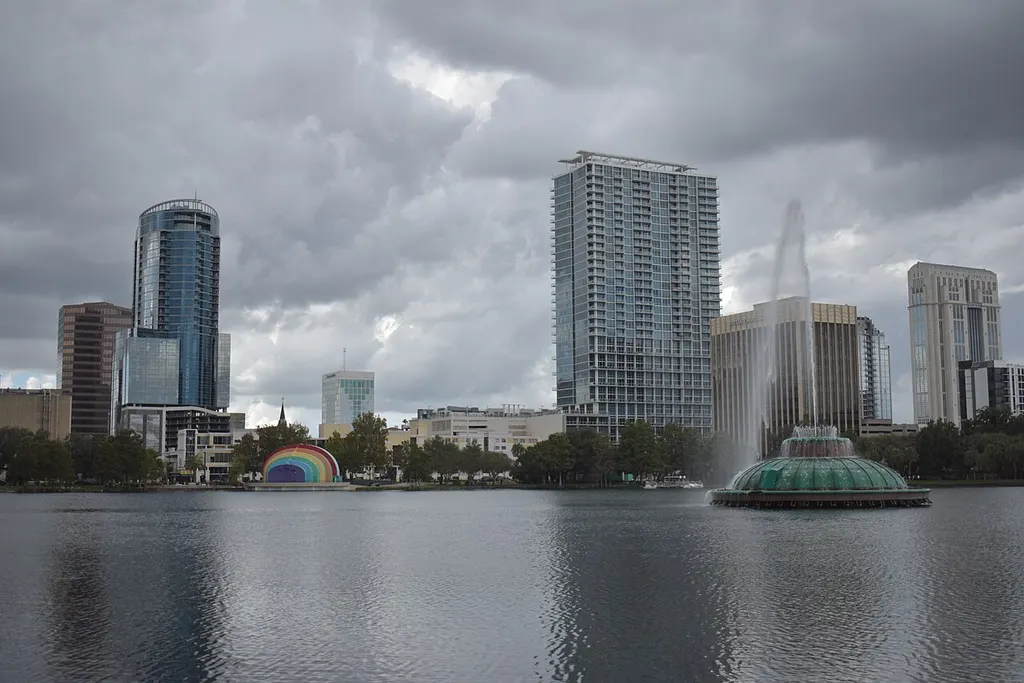 Lago Eola con su fuente y los edificios del centro de Orlando