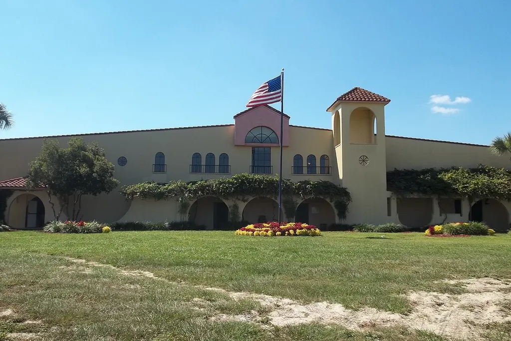 Edificio de Lakeridge Winery & Vineyards con su torre y jardín