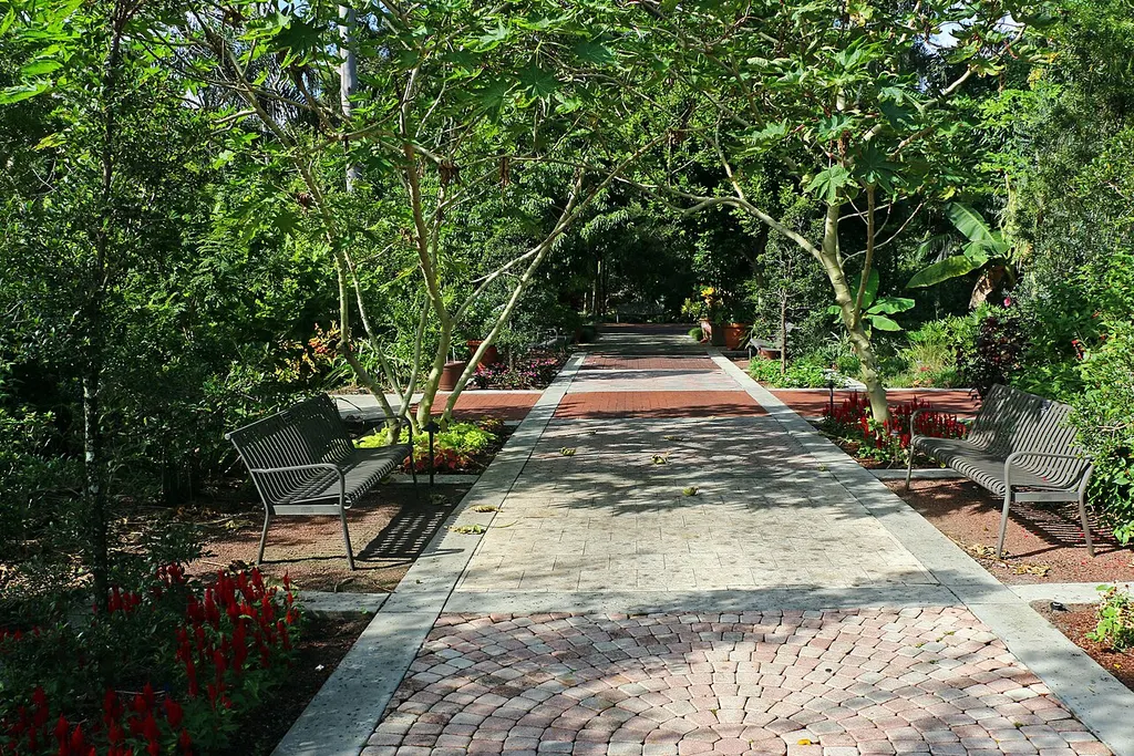 Sendero con sombra en Harry P. Leu Gardens, Orlando
