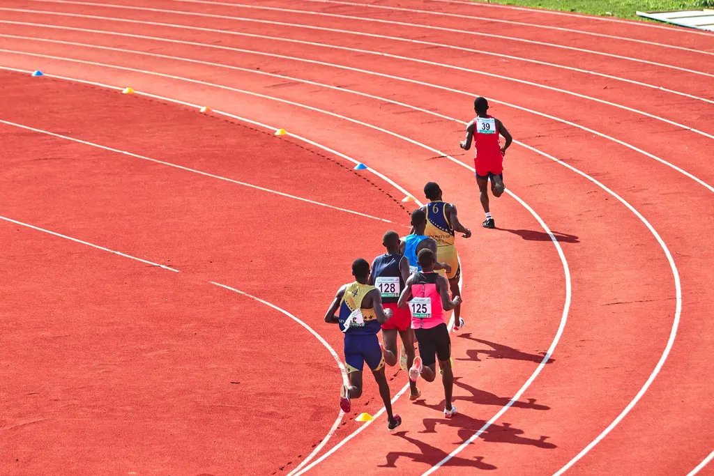 Atletas corriendo en una pista de atletismo