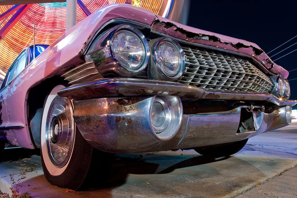 Cadillac clásico rosado y la noria de Old Town en Kissimmee