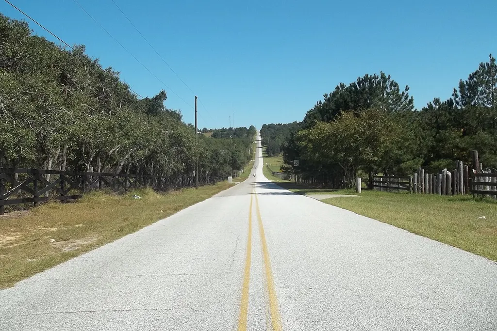 Carretera rural que sube por Sugarloaf Mountain entre árboles