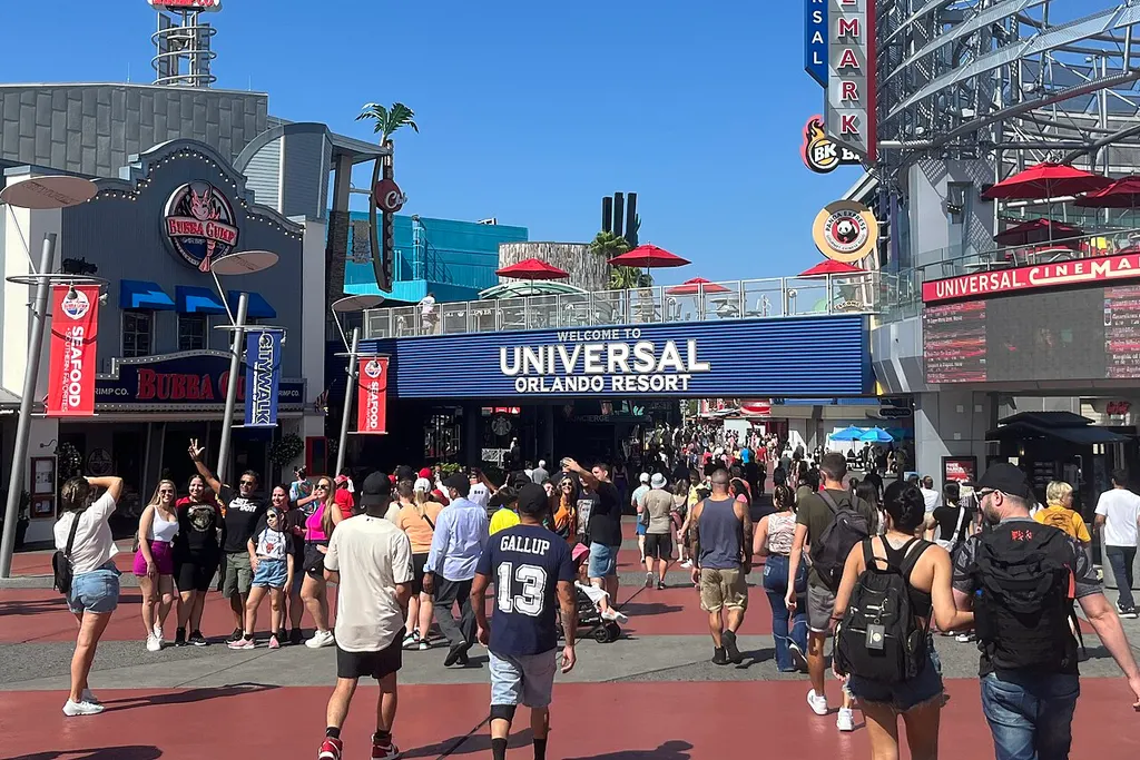 Plaza de entrada de Universal CityWalk con el letrero de Universal Orlando Resort