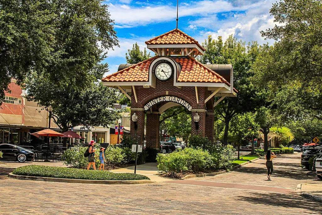 Torre del reloj en Plant Street, centro de Winter Garden