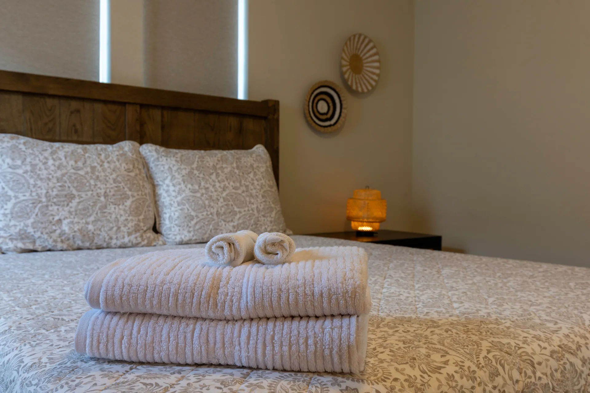 Dormitorio Beige Detalle Toallas