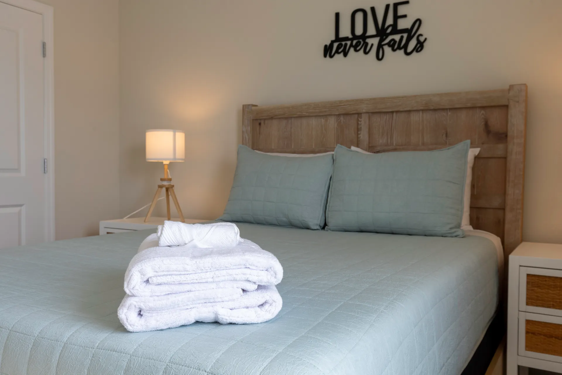 Dormitorio Gris Detalle Toallas