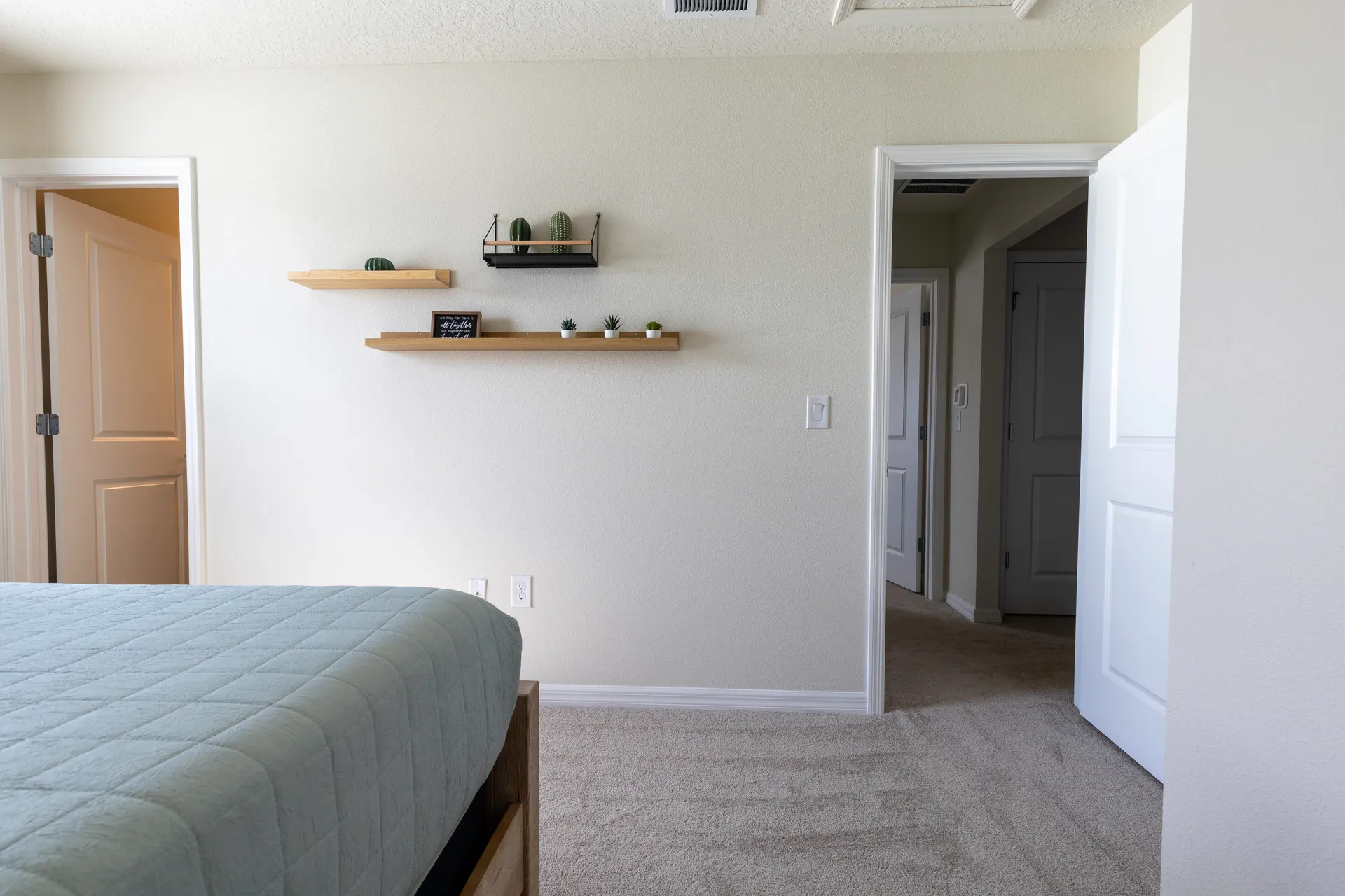 Dormitorio Gris Estantes