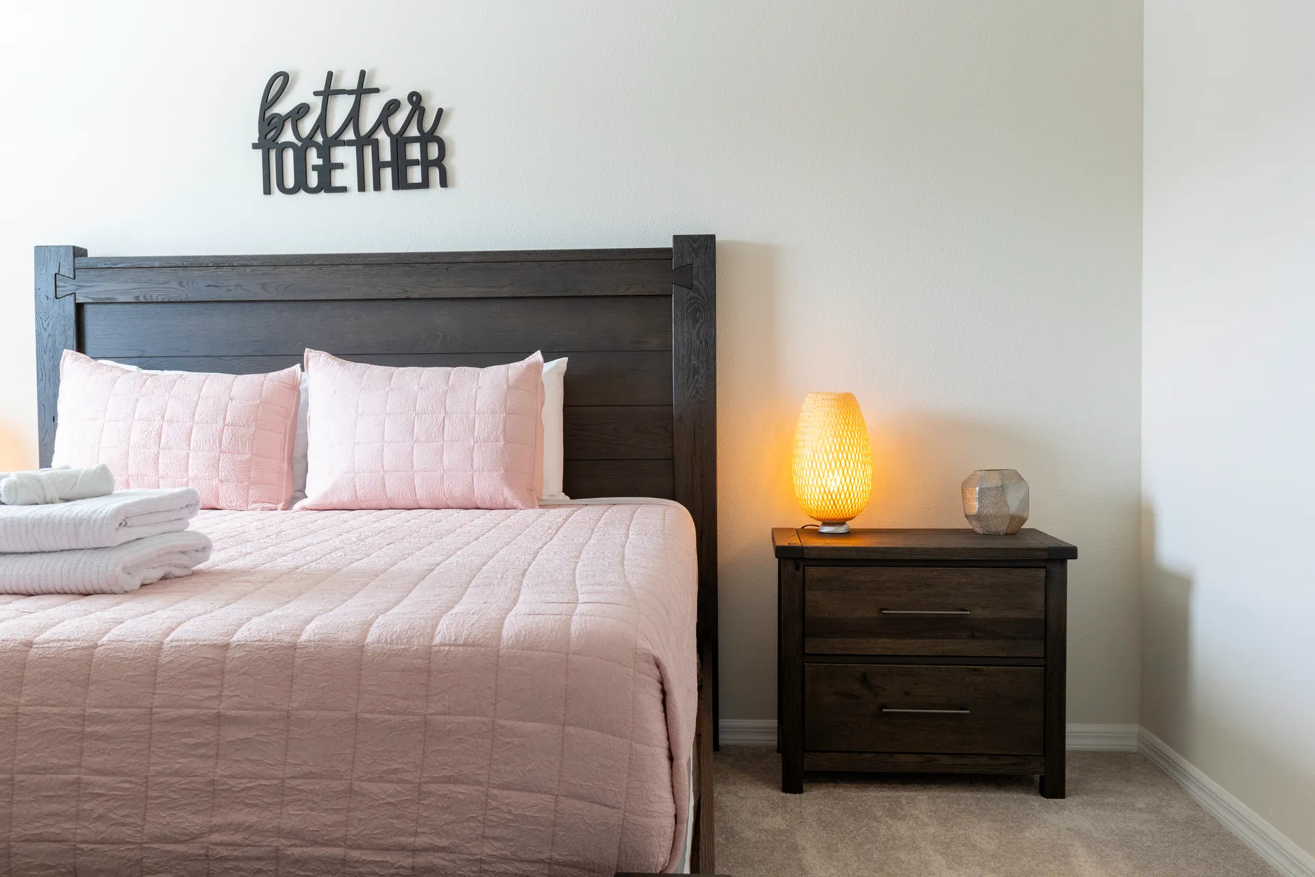 Dormitorio King Oscuro Mesita