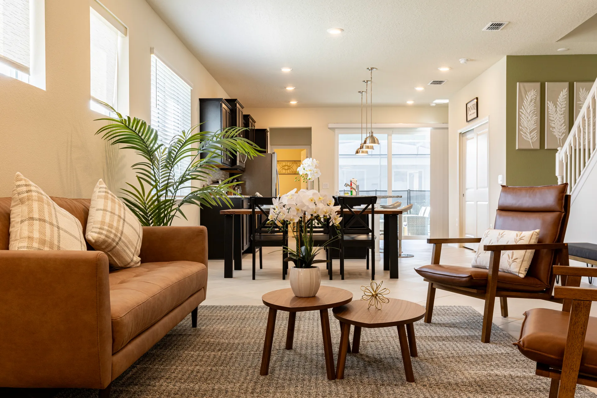 Sala de estar con comedor y Smart TV en casa de alquiler cerca de Disney World